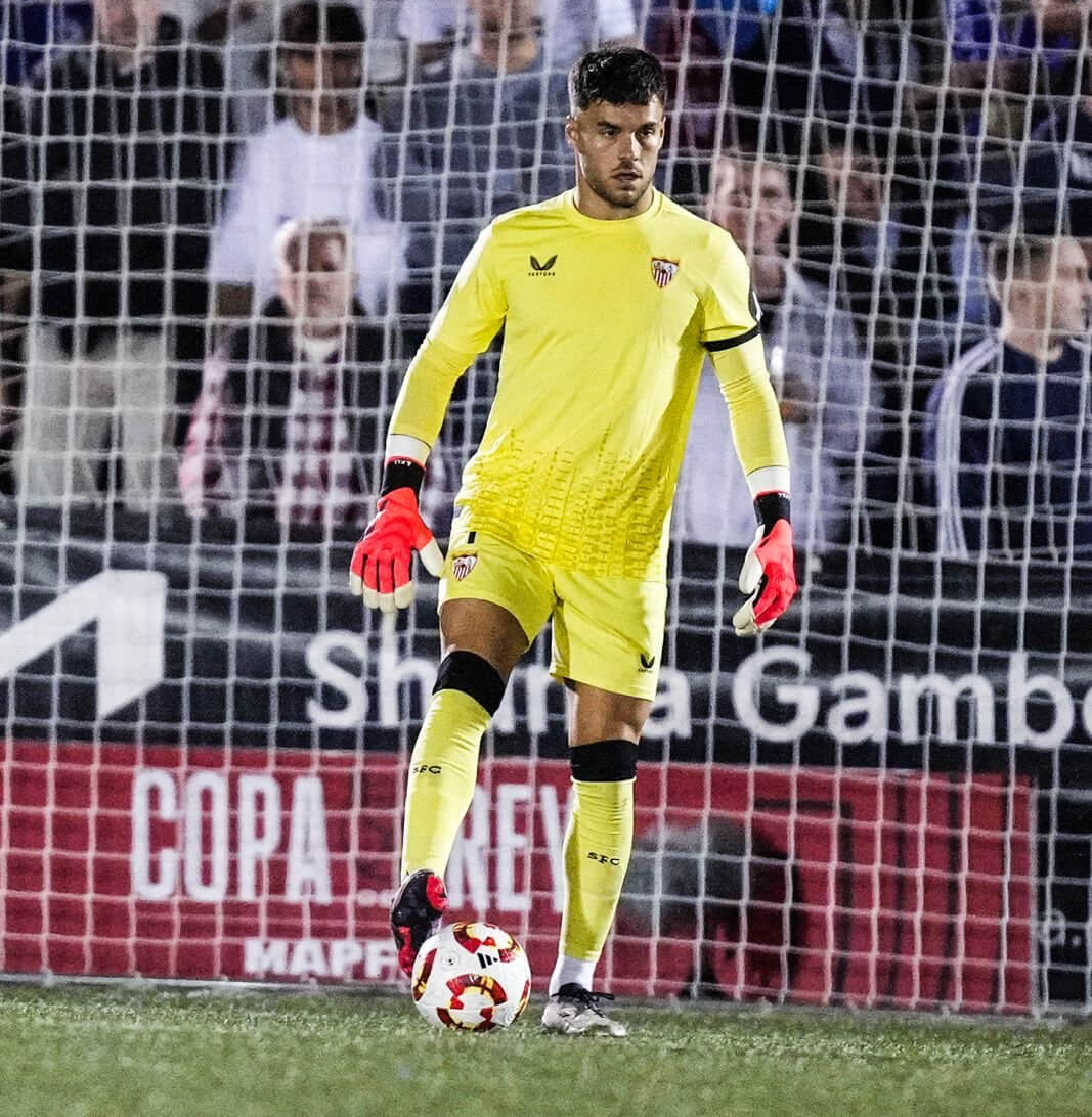 Álvaro Fernández, jugador del Sevilla, ante Las Rozas (Foto: SFC). 