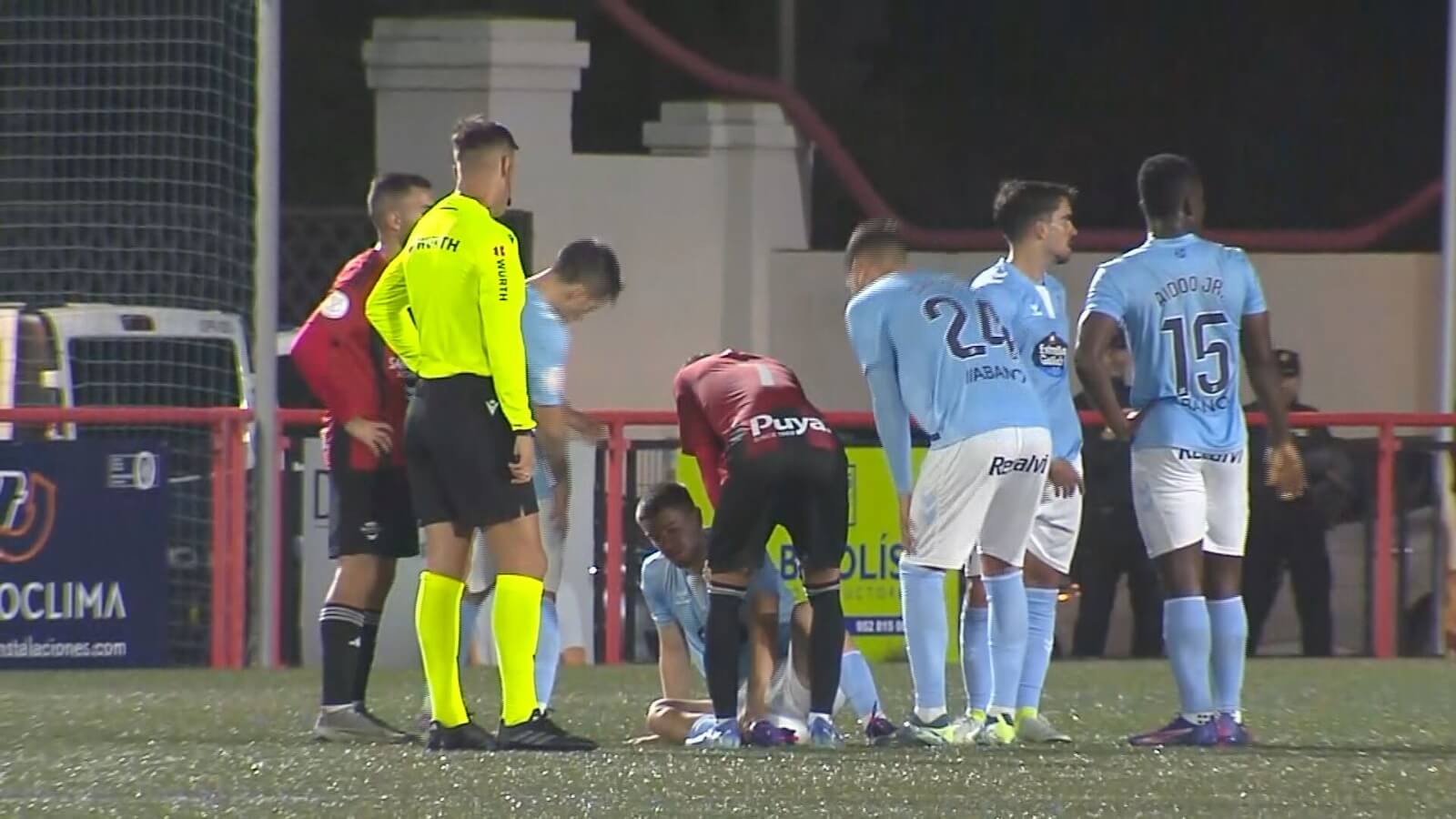 Sergio Carreira sobre el césped lesionado (Foto: ElDesmarque).