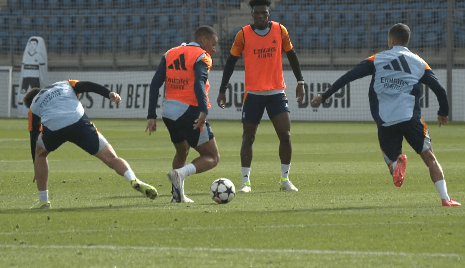 Kylian Mbappé encarando a Lucas Vázquez en un entrenamiento (Foto: RMA)