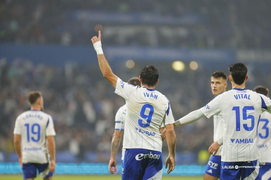 Azón celebra uno de sus goles al Granada (Foto: LaLiga).