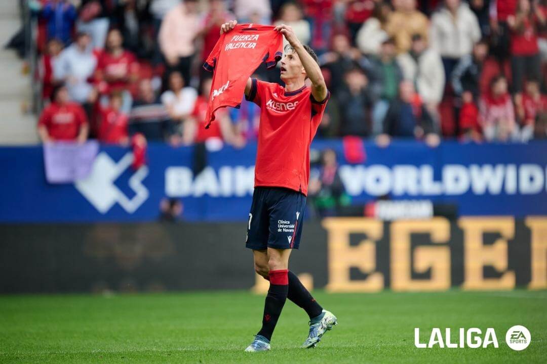 Budimir celebra su gol acordándose de las víctimas de Valencia en el Osasuna-Valladolid (FOTO: LA