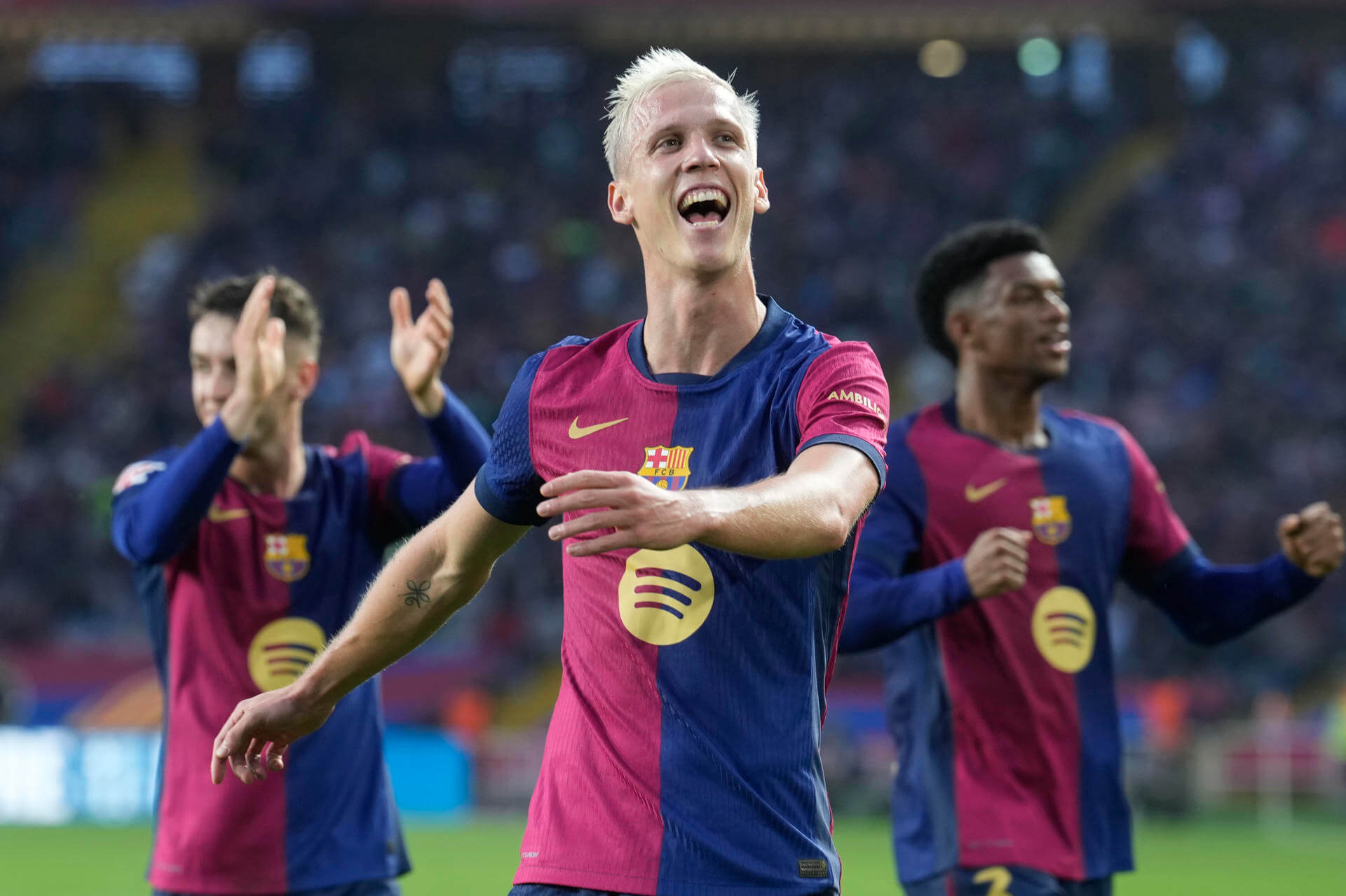 Dani Olmo celebra uno de sus goles en el Barcelona-Espanyol (FOTO: EFE).