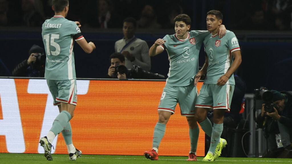 Nahuel Molina celebra su gol en el Parque de los Príncipes (Foto: EFE)