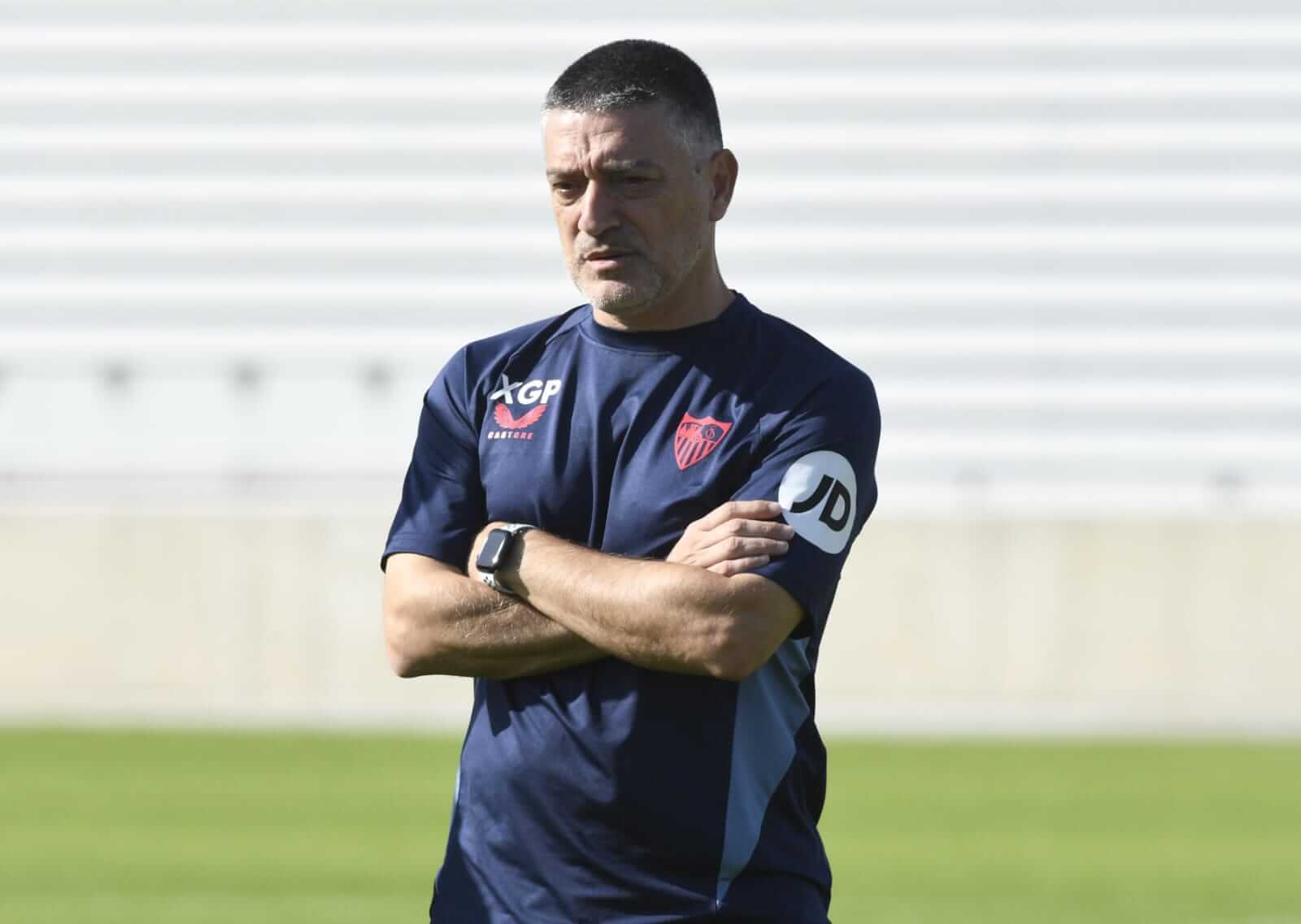 García Pimienta, pensativo en el entrenamiento del Sevilla (Foto: Kiko Hurtado).