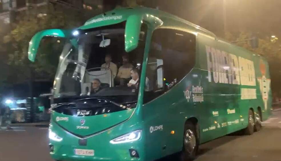 Llegada del autobús del Real Betis para jugar ante el Celje. 