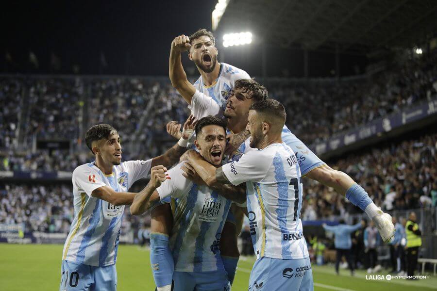 Todos van a celebrar con Nelson Monte su gol contra el Cartagena. (Foto: LALIGA)