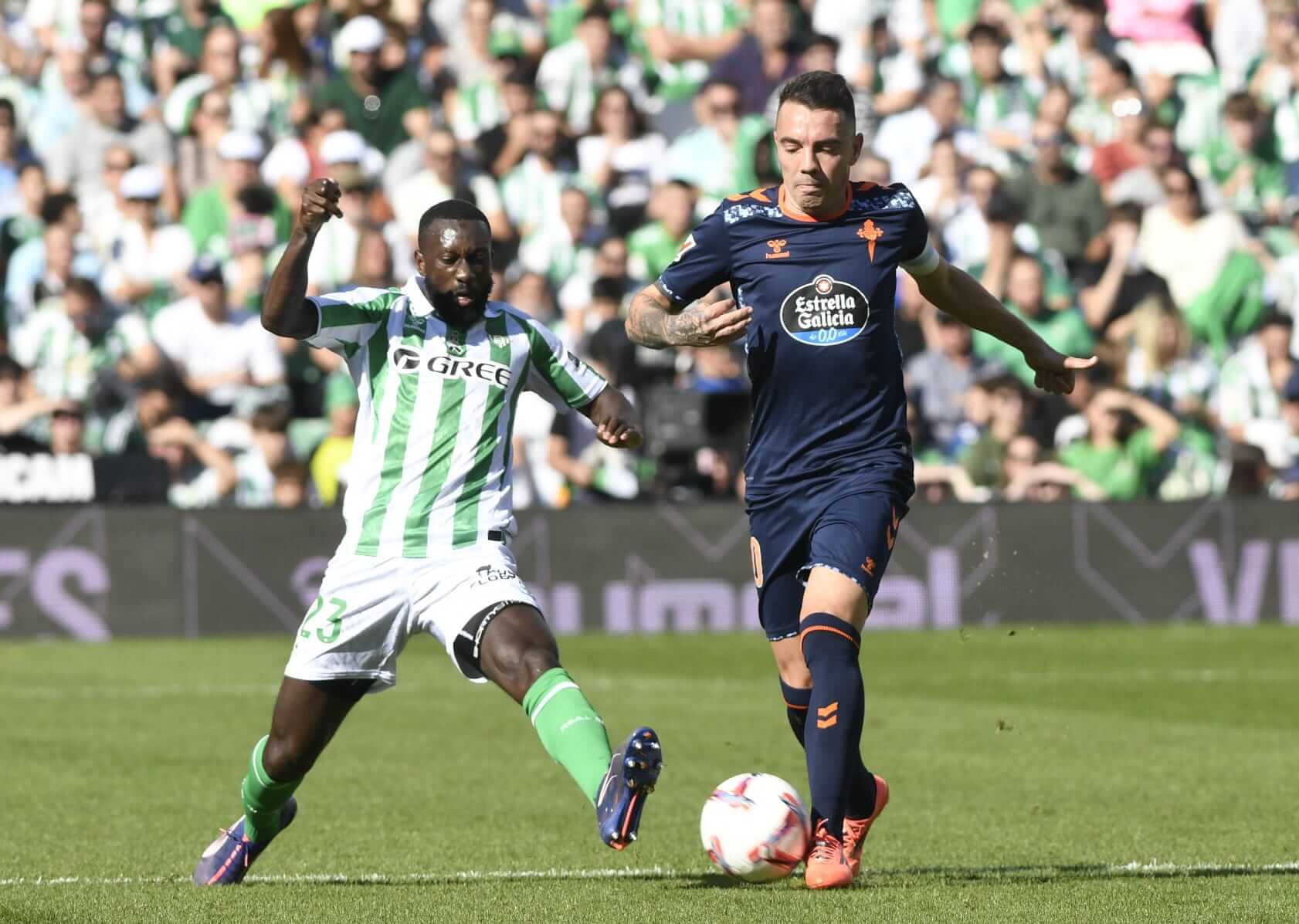 Iago Aspas y Sabaly, en el Betis-Celta (Foto: Kiko Hurtado).