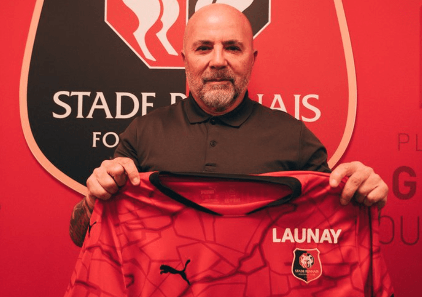 Jorge Sampaoli posa con la camiseta del Rennes (FOTO: Rennes).