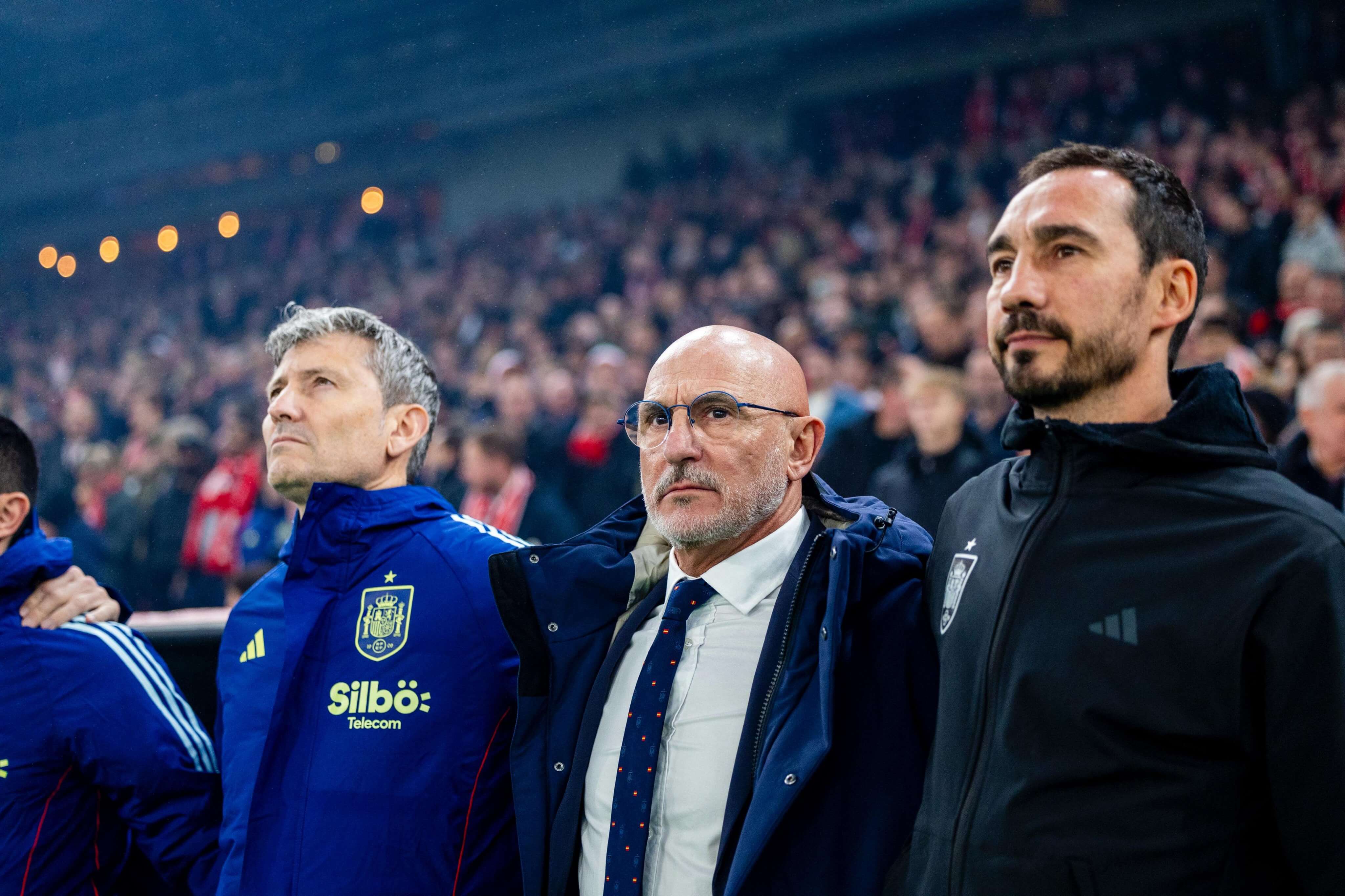 Luis de la Fuente escucha el himno antes del Dinamarca-España (Foto: @SeFutbol).