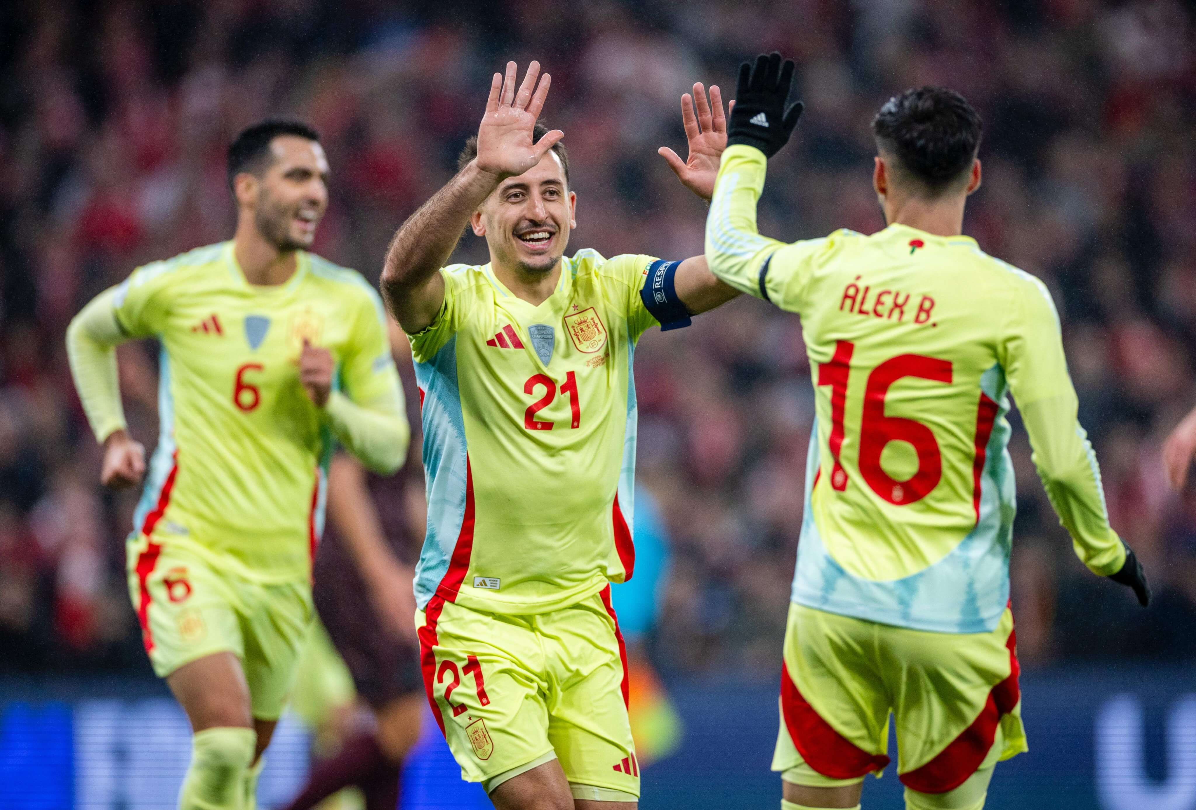 Mikel Oyarzabal celebra su gol con Álex Baena en el Dinamarca-España (Foto: @SeFutbol).