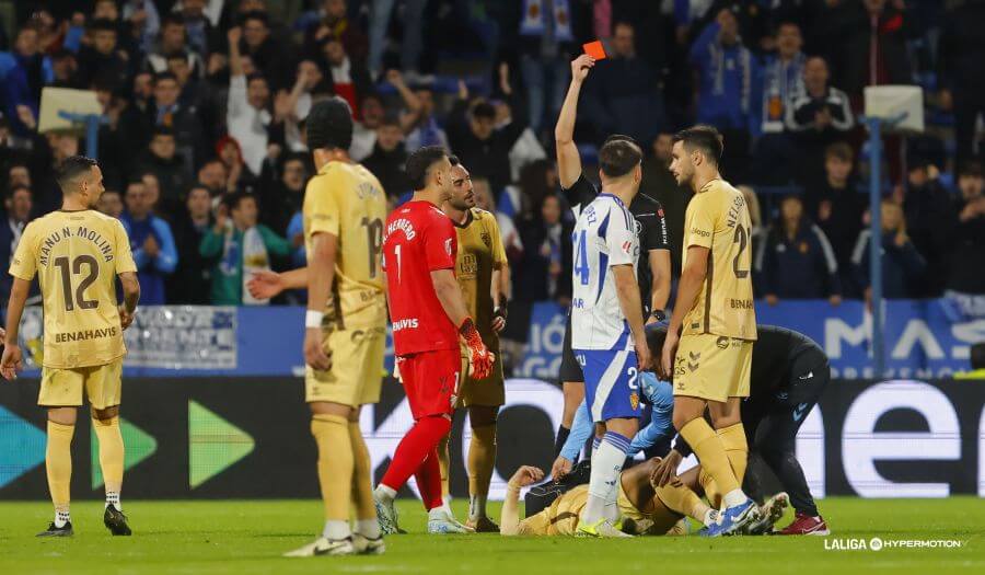 El árbitro muestra la roja a Kevin en el Zaragoza - Málaga. (Foto: LALIGA)