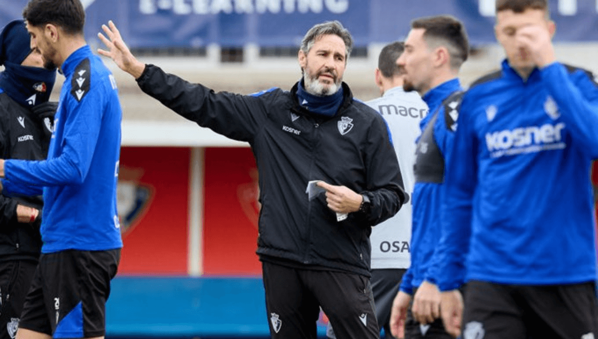 Vicente Moreno dirige una sesión de Osasuna (Foto: CAO).