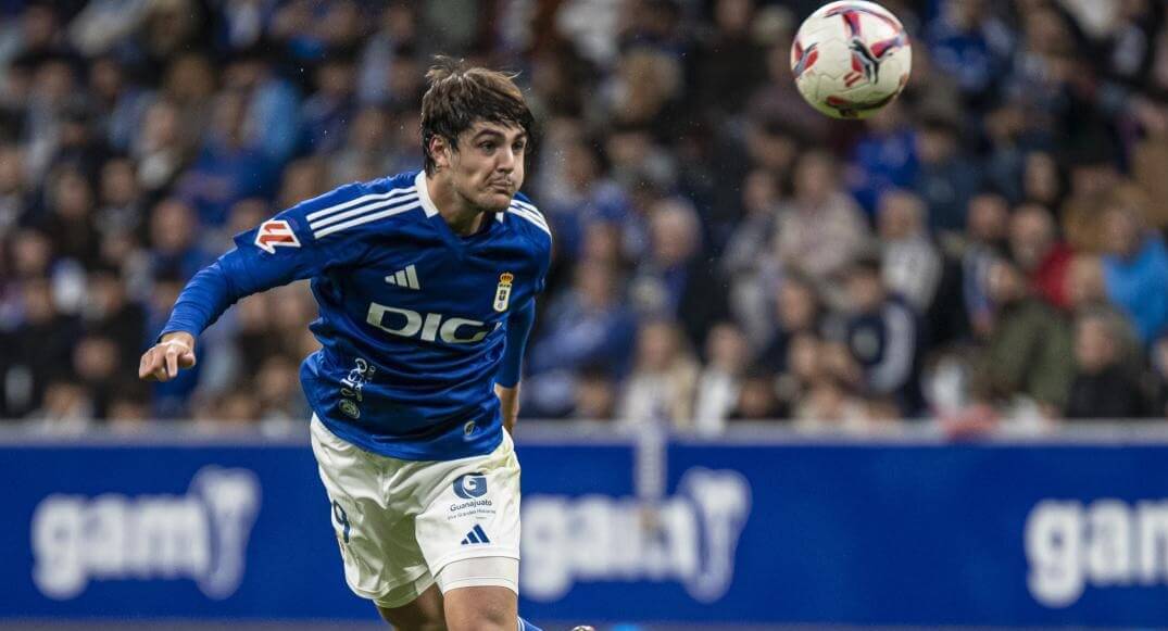 Jaime Vázquez despeja un balón durante un partido (Foto: Real Oviedo).