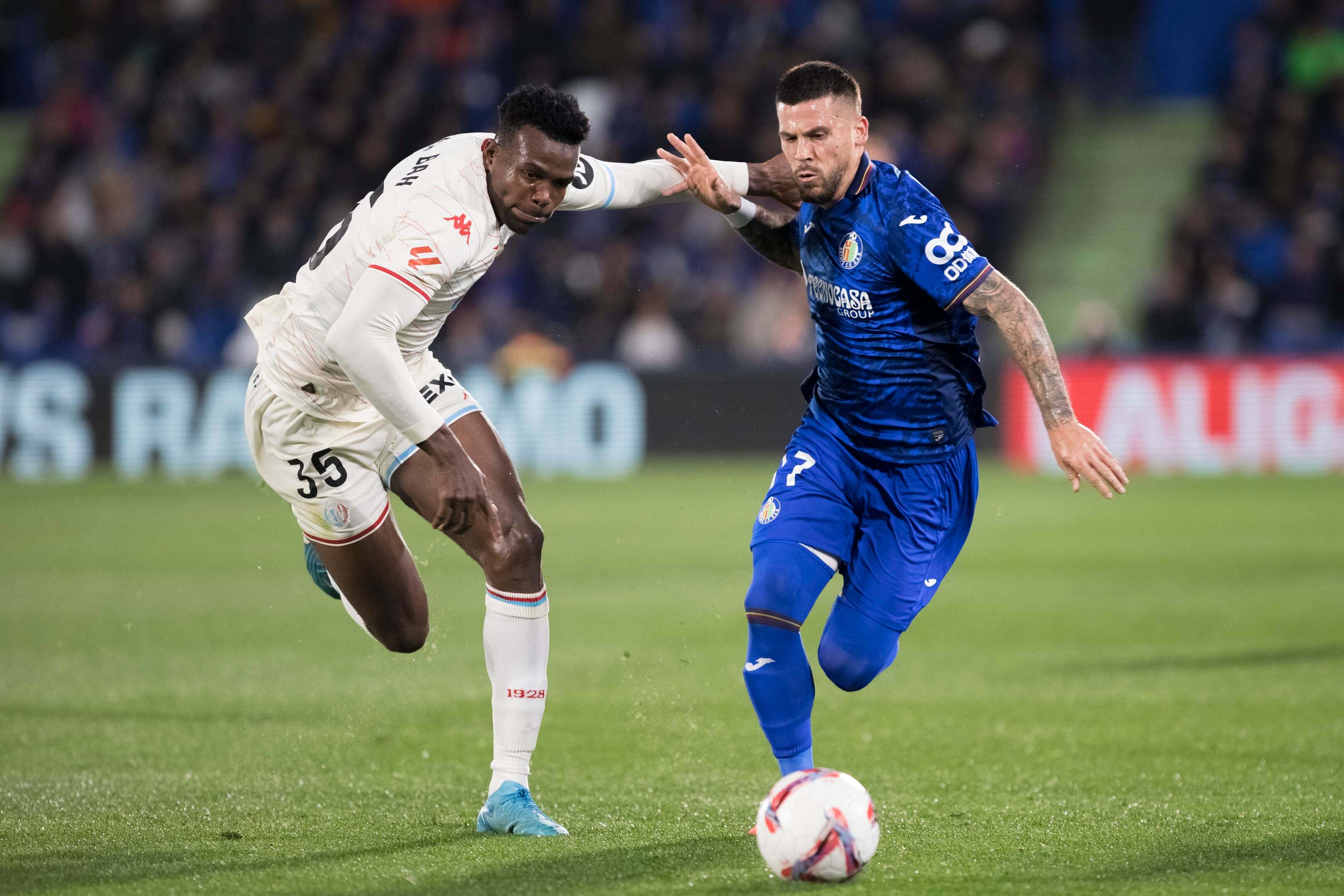 Bah y Carles Pérez disputan un balón en el Getafe-Valladolid (Foto: LaLiga).