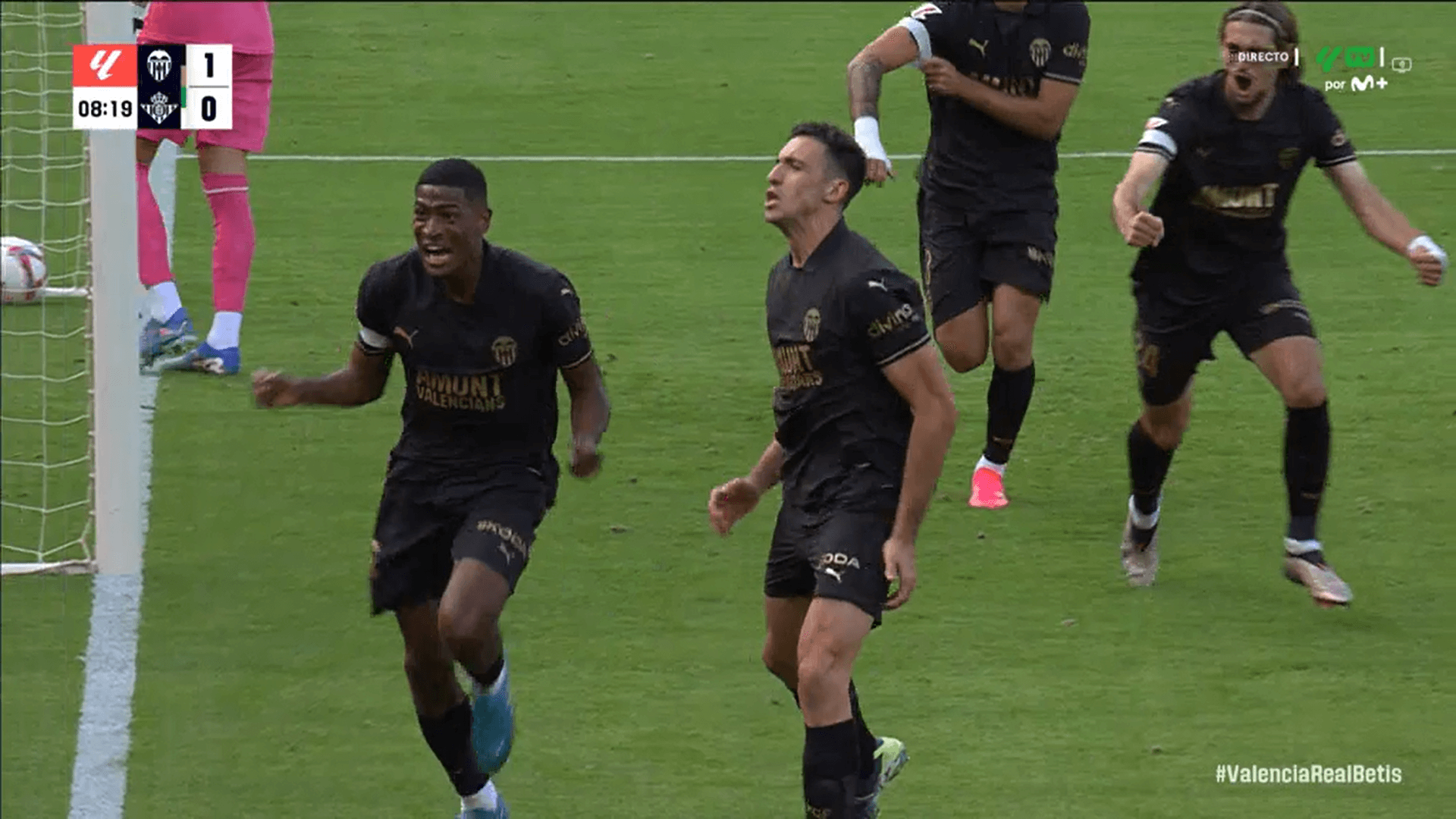 César Tárrega y Cristhian Mosquera celebran su gol en el Valencia-Betis.