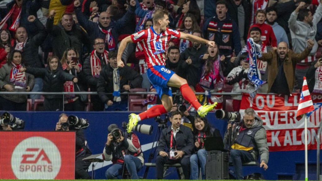 Alexander Sorloth celebra el gol de la remontada en el Atlético-Alavés (foto: LALIGA)