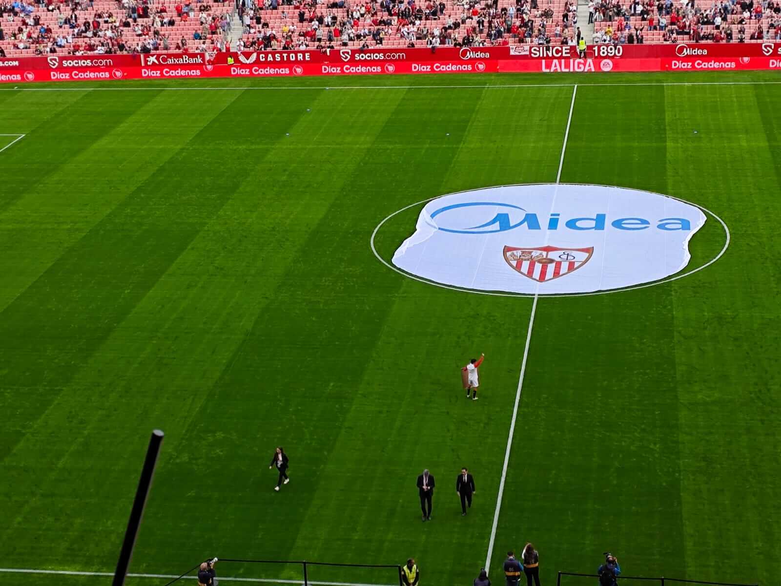 Jesús Navas, homenajeado por el club.