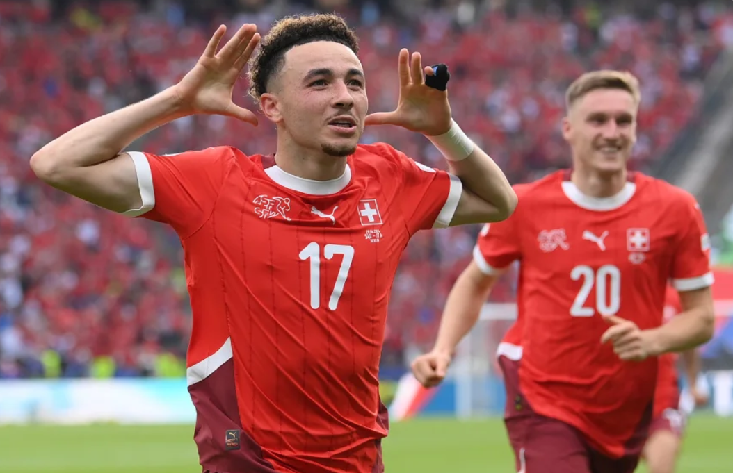 Rubén Vargas celebra un gol con Suiza.