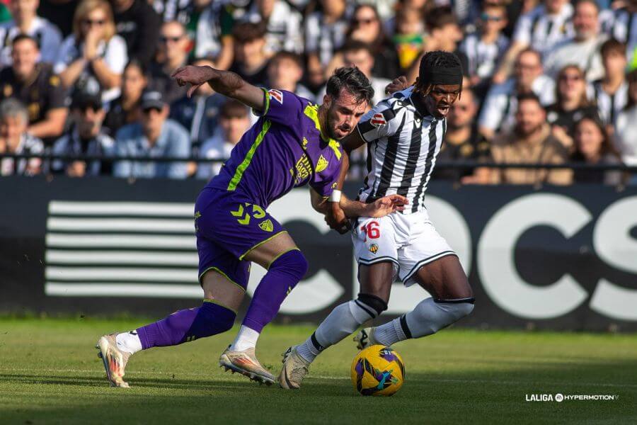 Carlos Puga brega con Cipenga por el balón. (Foto: LALIGA) 