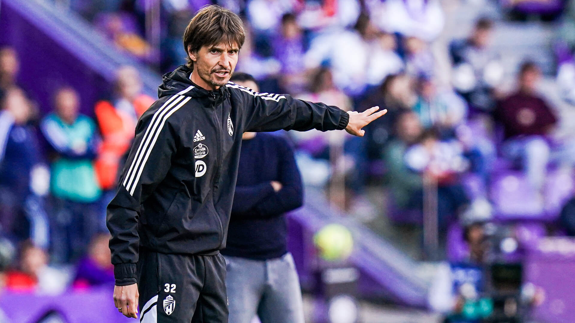 Álvaro Rubio dirigiendo al primer equipo del Real Valladolid.