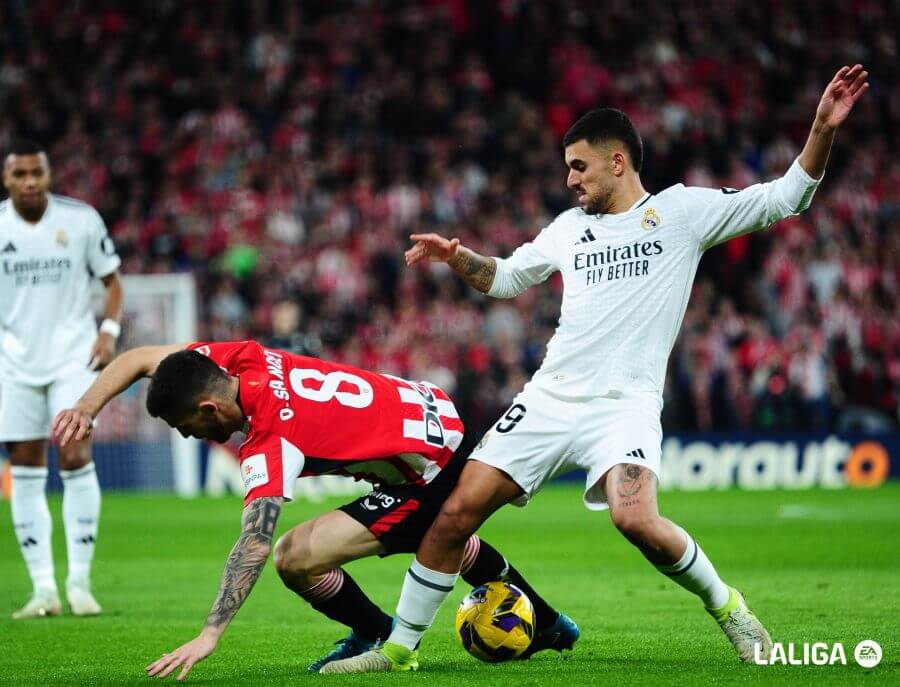 Oihan Sancet pelea con Ceballos por un balón en el Athletic-Real Madrid en San Mamés (Foto: LaLig