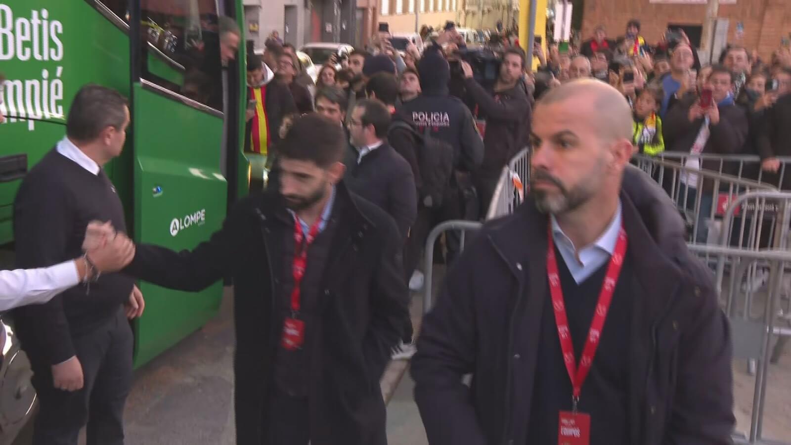 Manu Fajardo, a la salida del autobús.