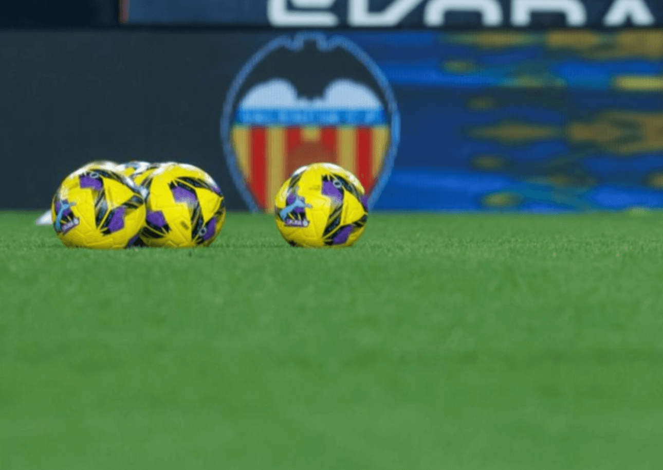 Balón amarillo en Mestalla