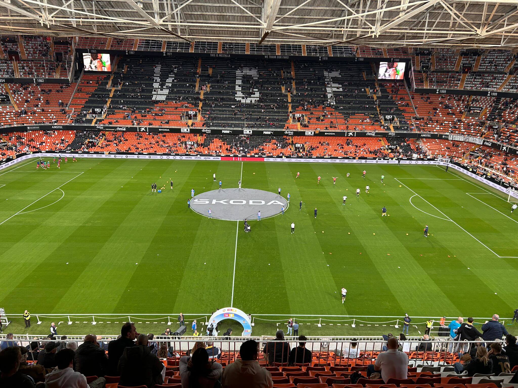 Calientan los dos equipos en Mestalla