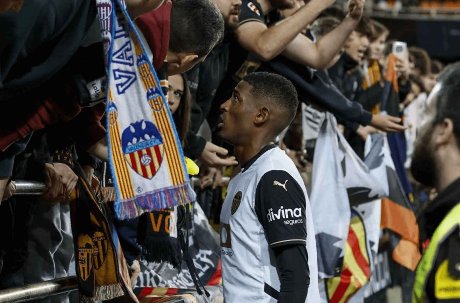 Cristhian Mosquera habla con la grada (Foto: LALIGA).