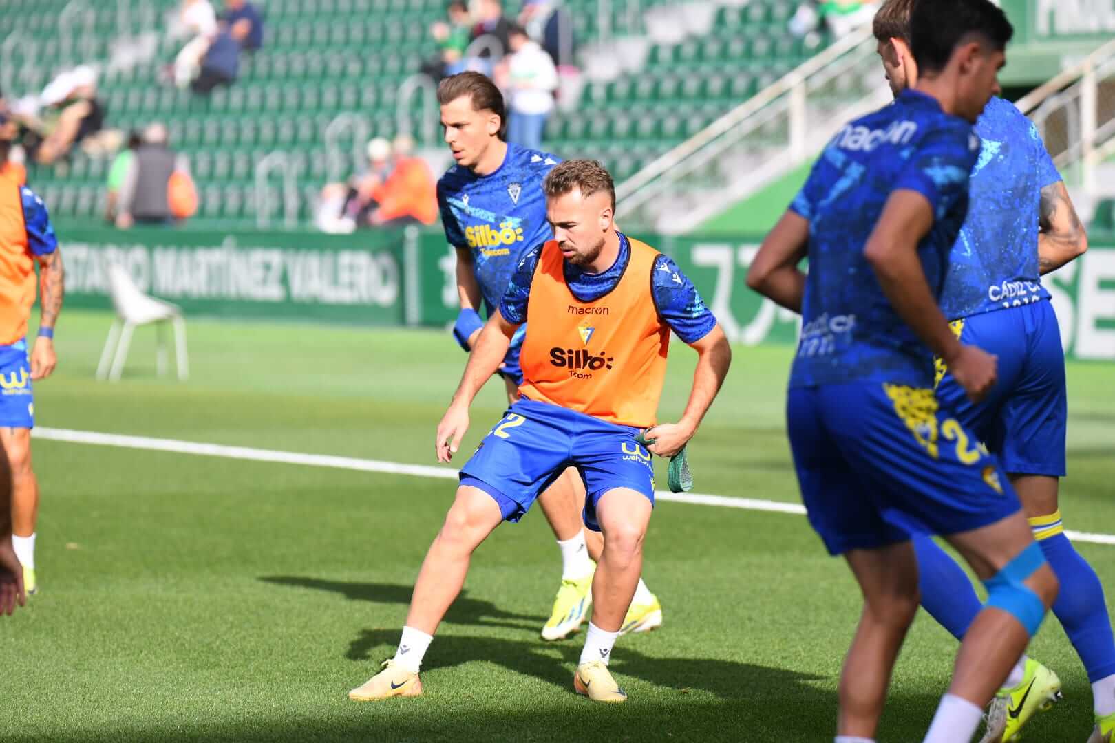 Ontiveros calienta sobre el césped con sus compañeros (Foto: Cádiz CF).