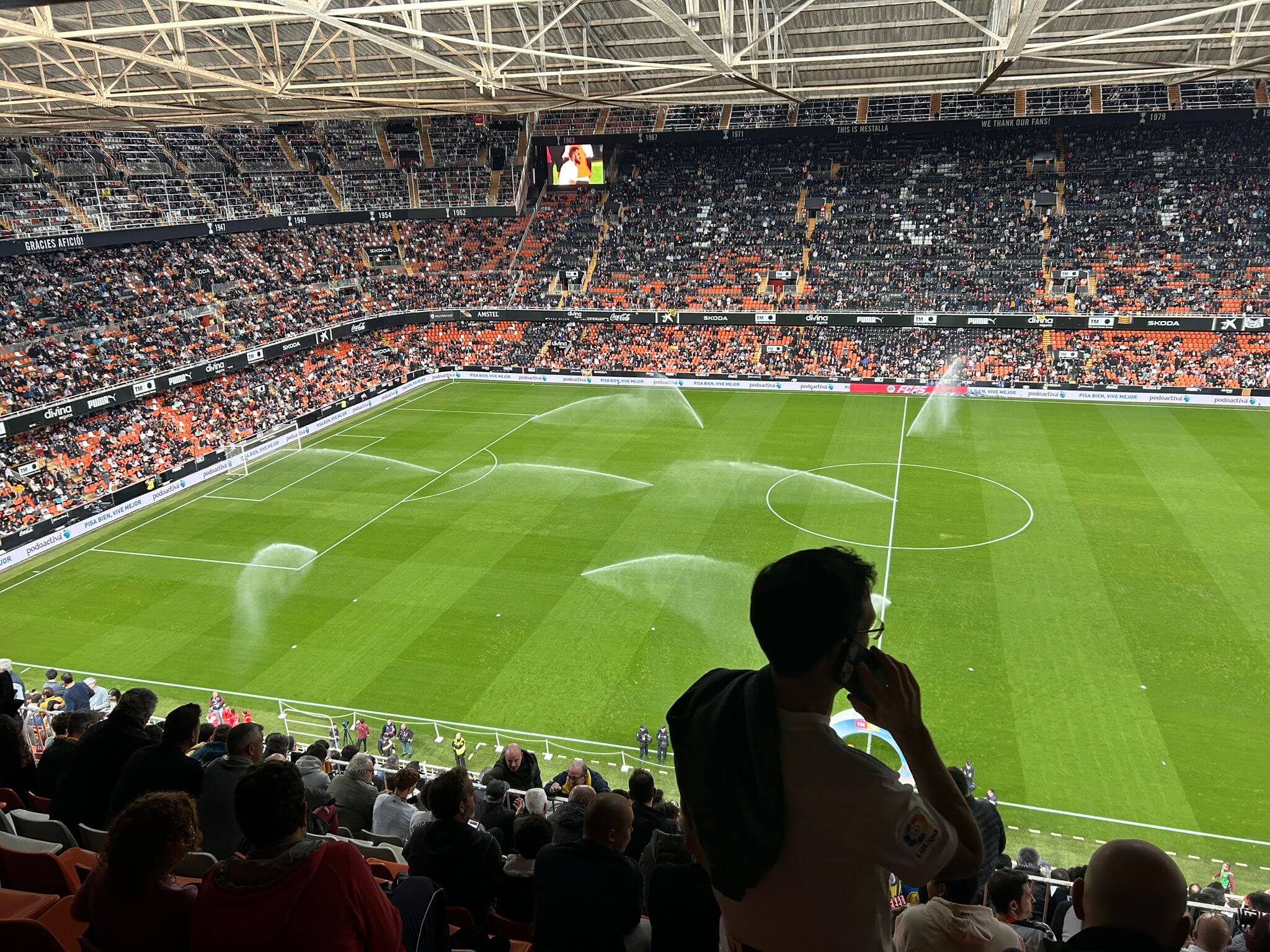 Riego en Mestalla diez minutos antes del comienzo