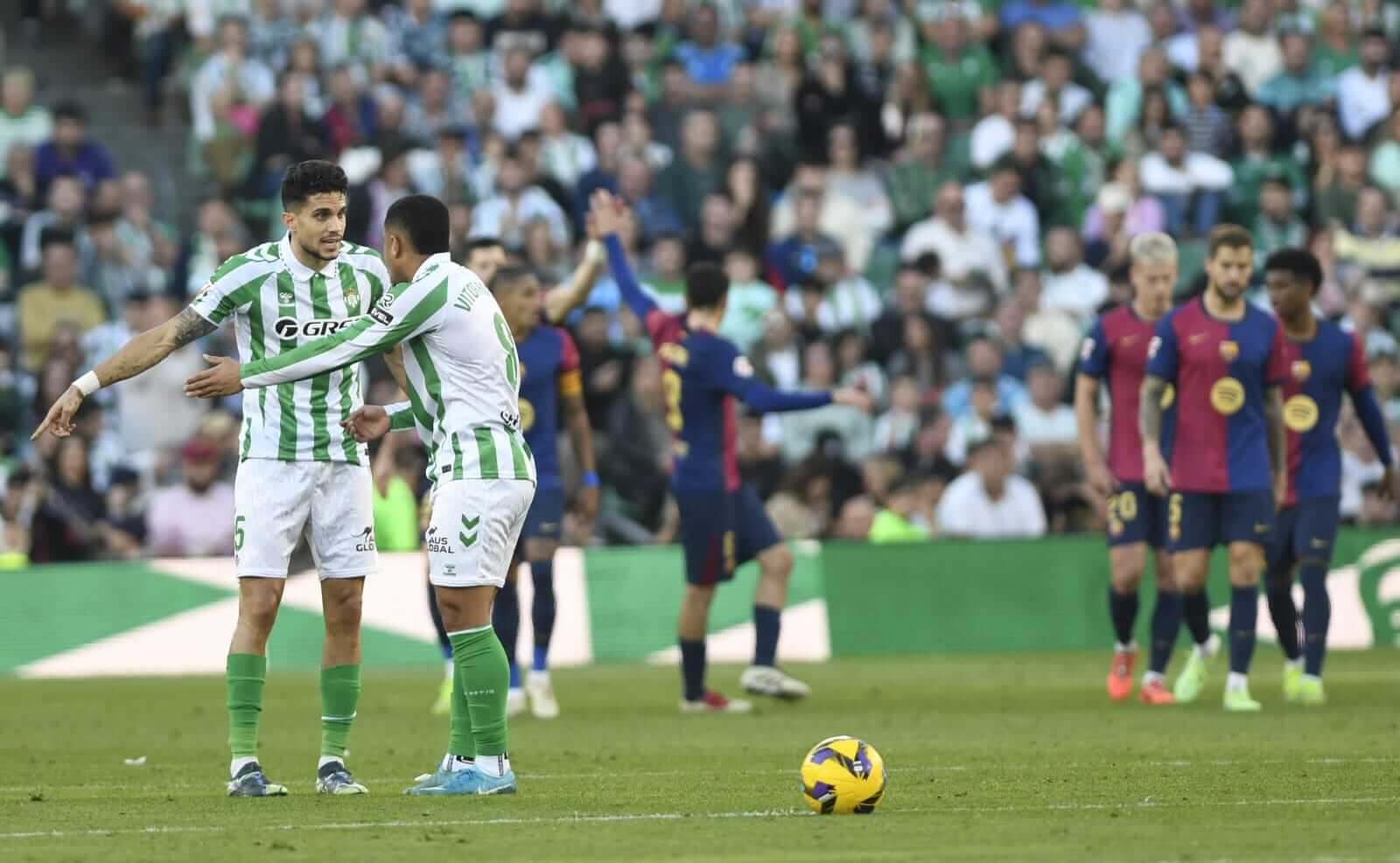 Marc Bartra y Vitor Roque, dialogando tras el gol del Barça (Foto: Kiko Hurtado).