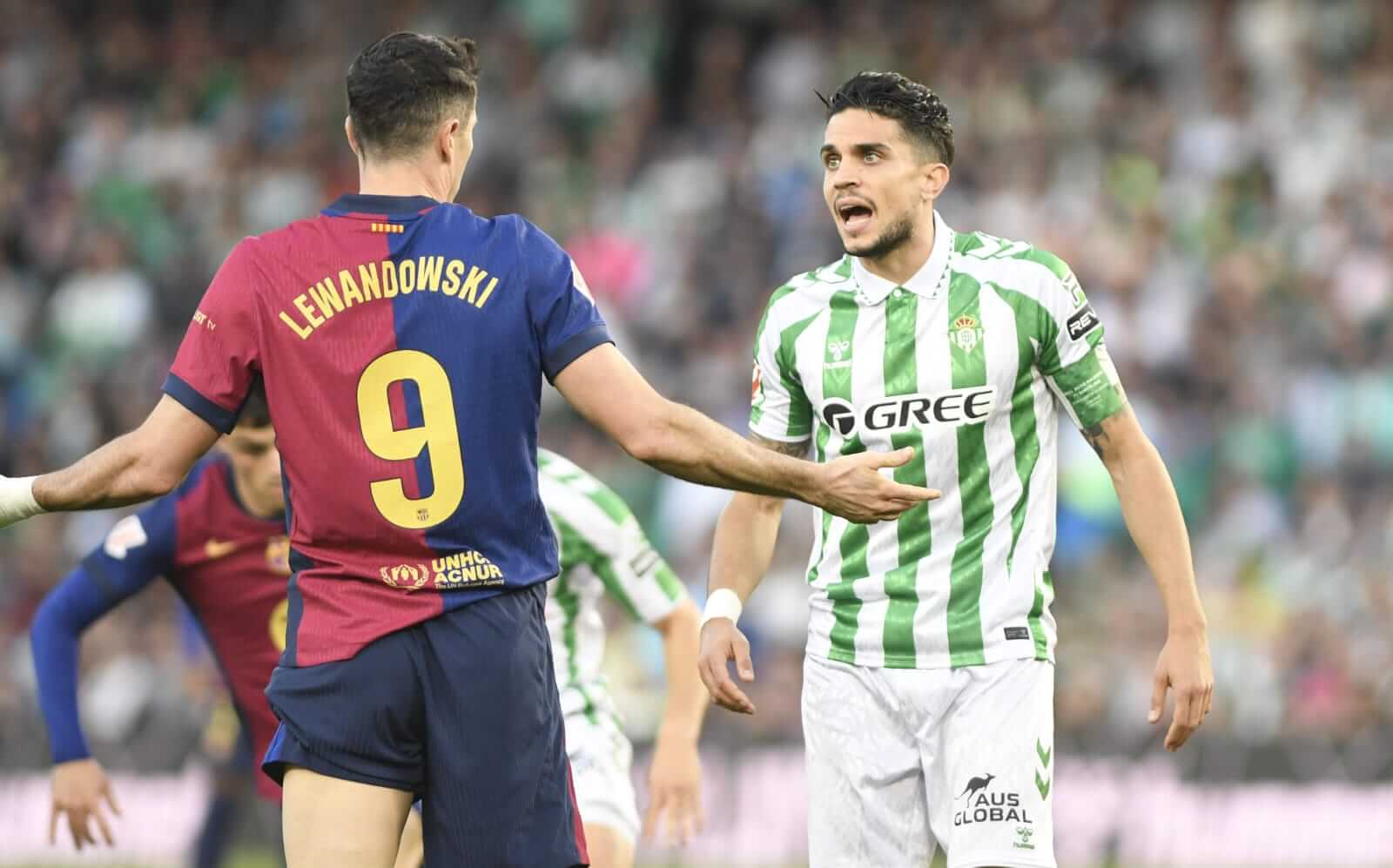 Marc Bartra, ante Lewandowski (Foto: Kiko Hurtado). 