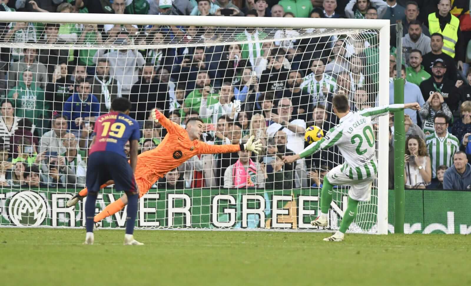 El gol de Lo Celso ante el Barça (Foto: Kiko Hurtado). 