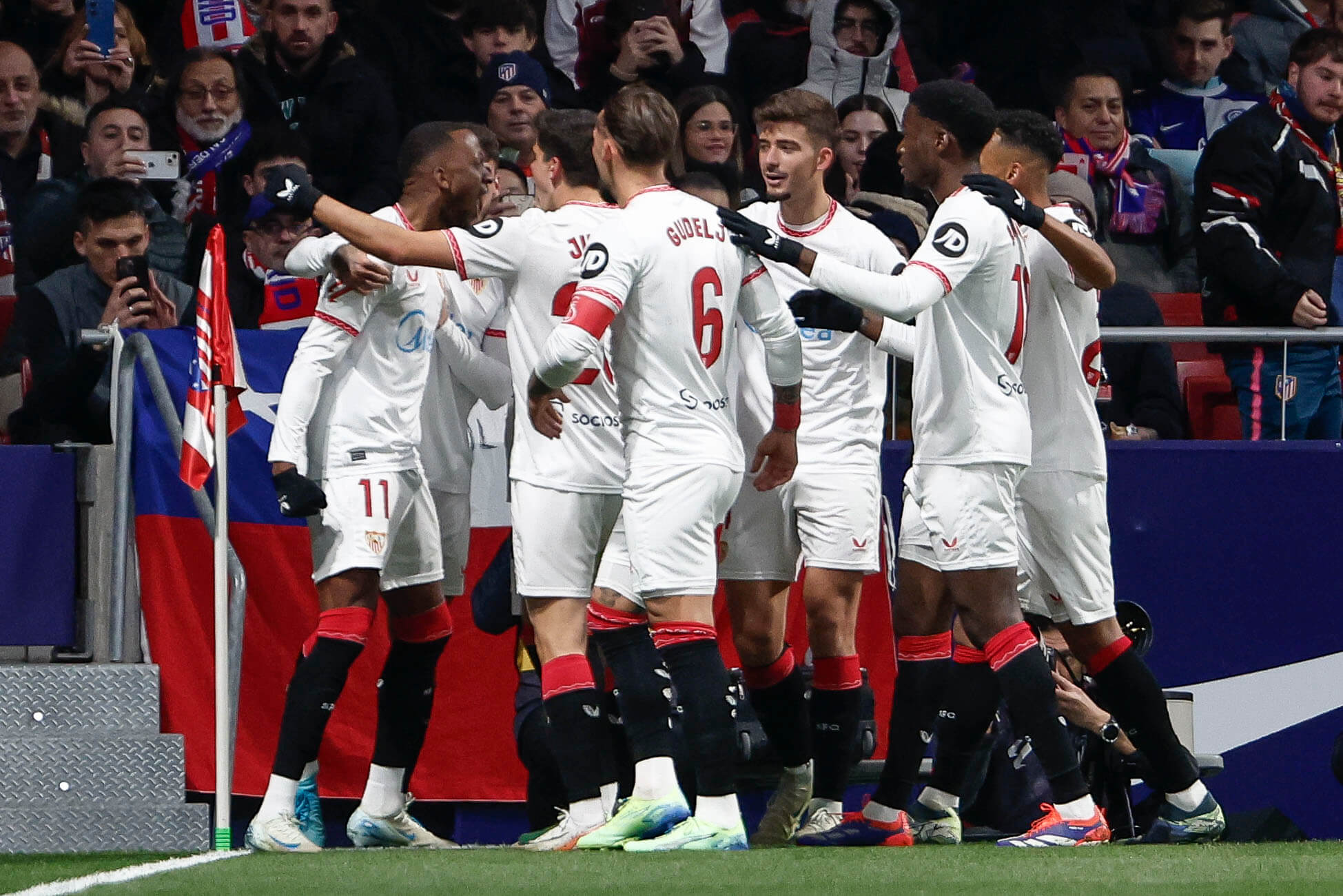 Celebración del gol de Dodi Lukebakio ante el Atlético de Madrid (Foto: EFE).