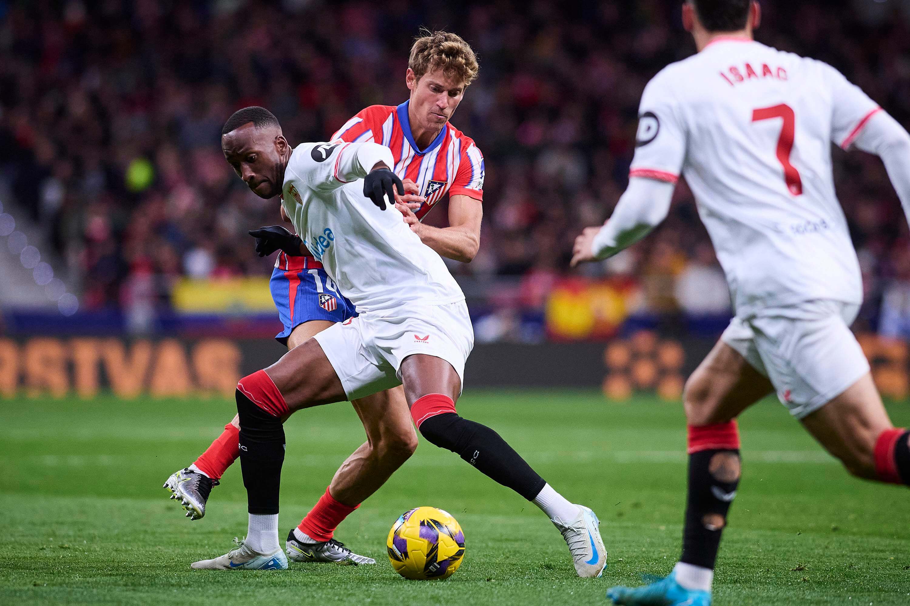 Dodi Lukebakio, ante el Atlético de Madrid (Foto: Cordon Press). 