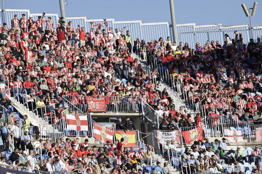 Aficionados del Almería en La Rosaleda este domingo (Foto: LALIGA)