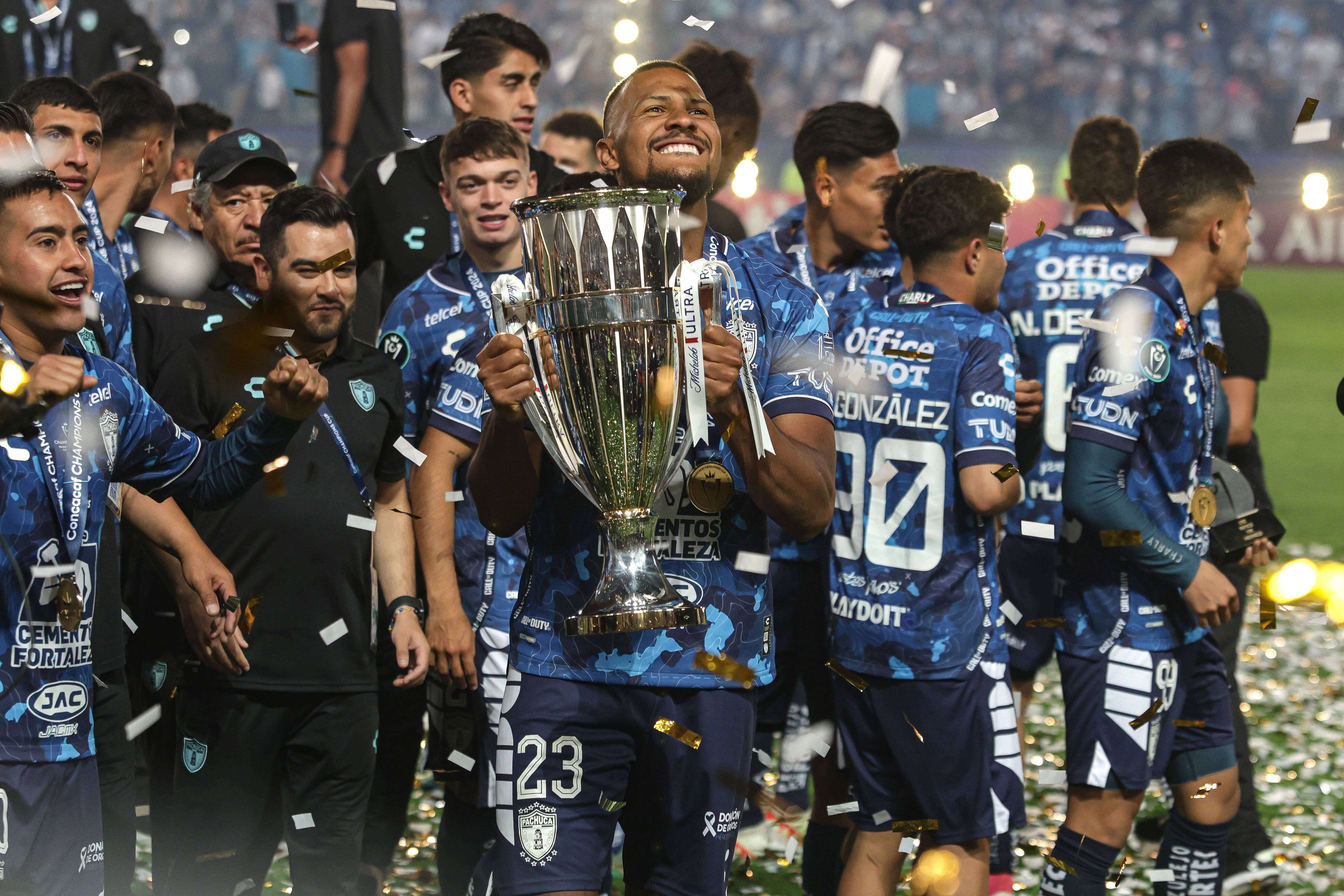 Salomón Rondón levanta el título de Champions de la CONCACAF (foto: Cordon Press).