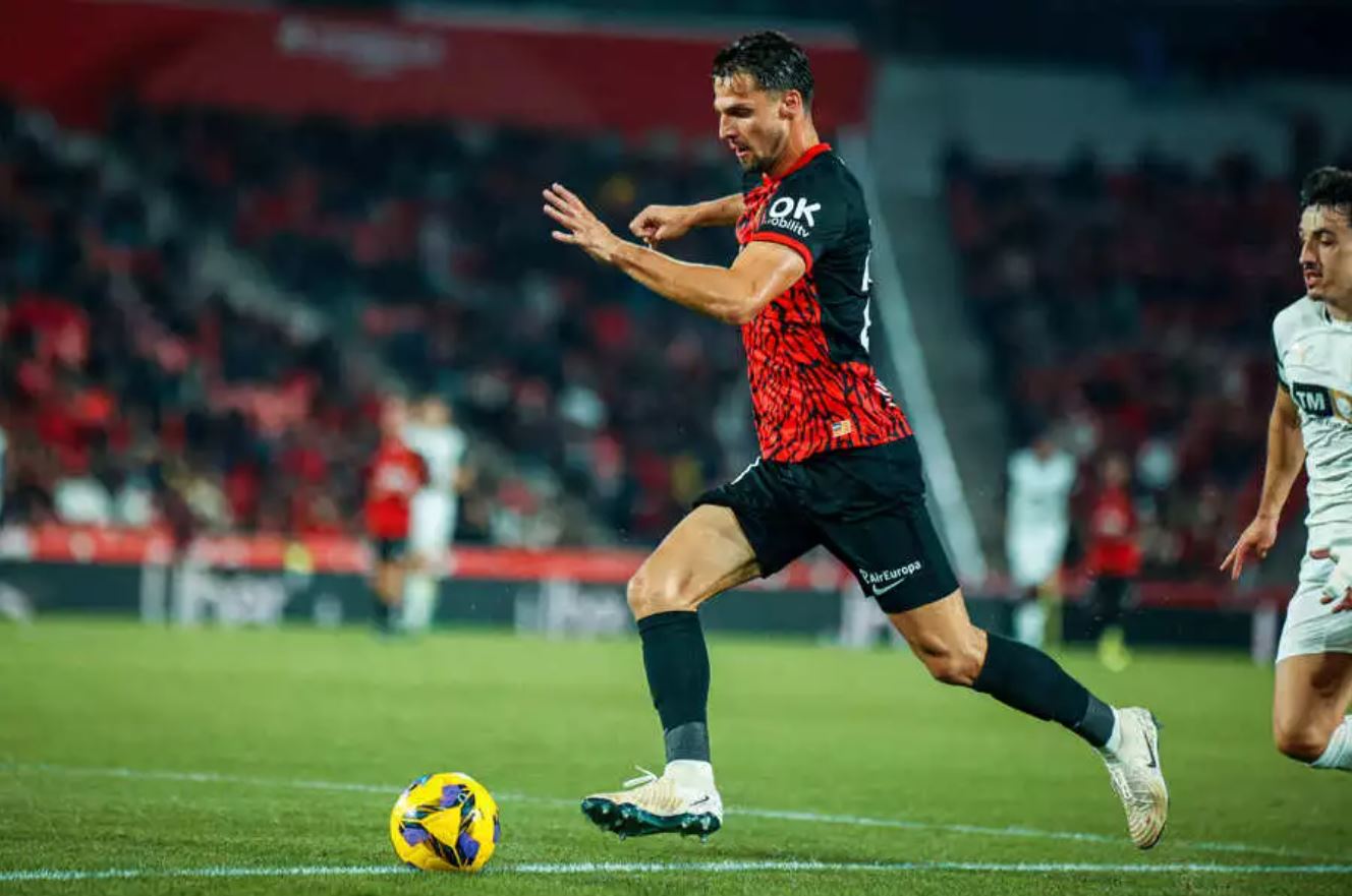 Martin Valjent conduce el balón en un partido con el Mallorca (Foto: RDCM).