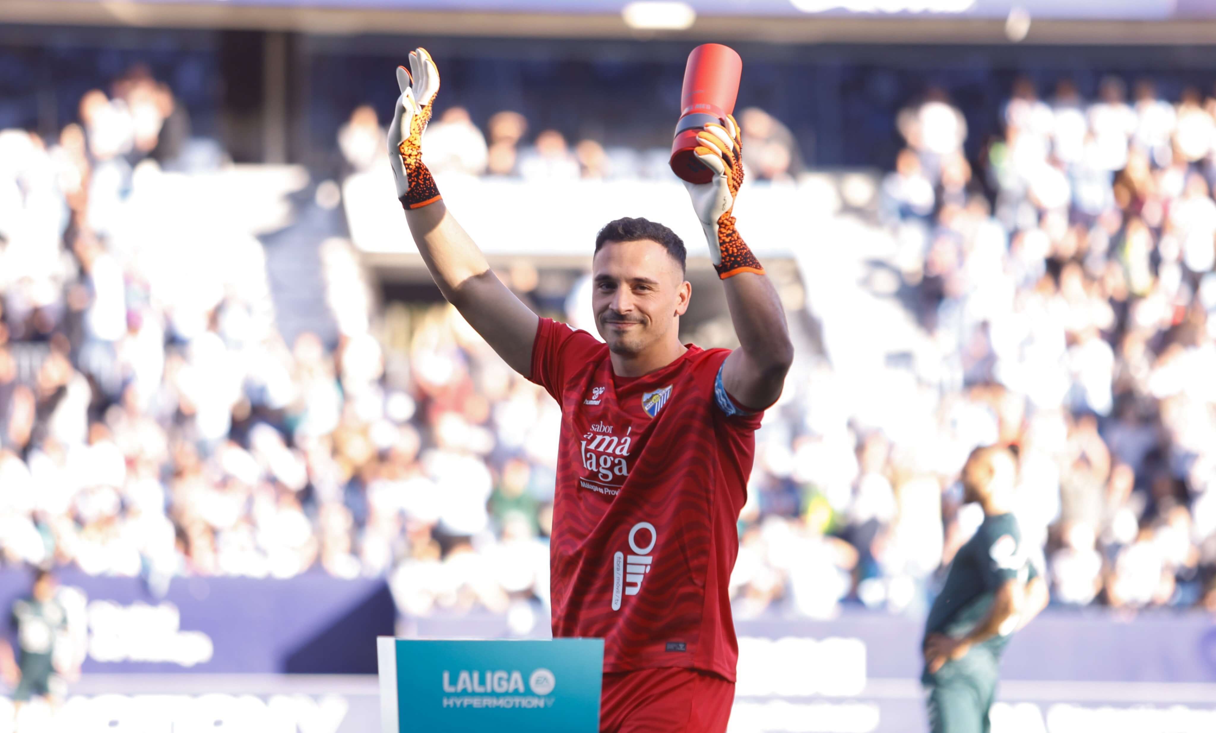 Alfonso Herrero recibe el premio al jugador del mes de noviembre en Segunda. (Foto: MCF)