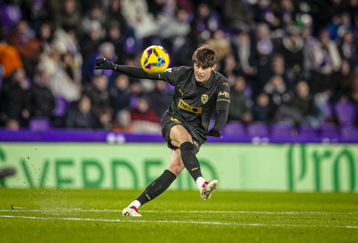 Javi Guerra, ante el Real Valladolid (Foto: Valencia CF).