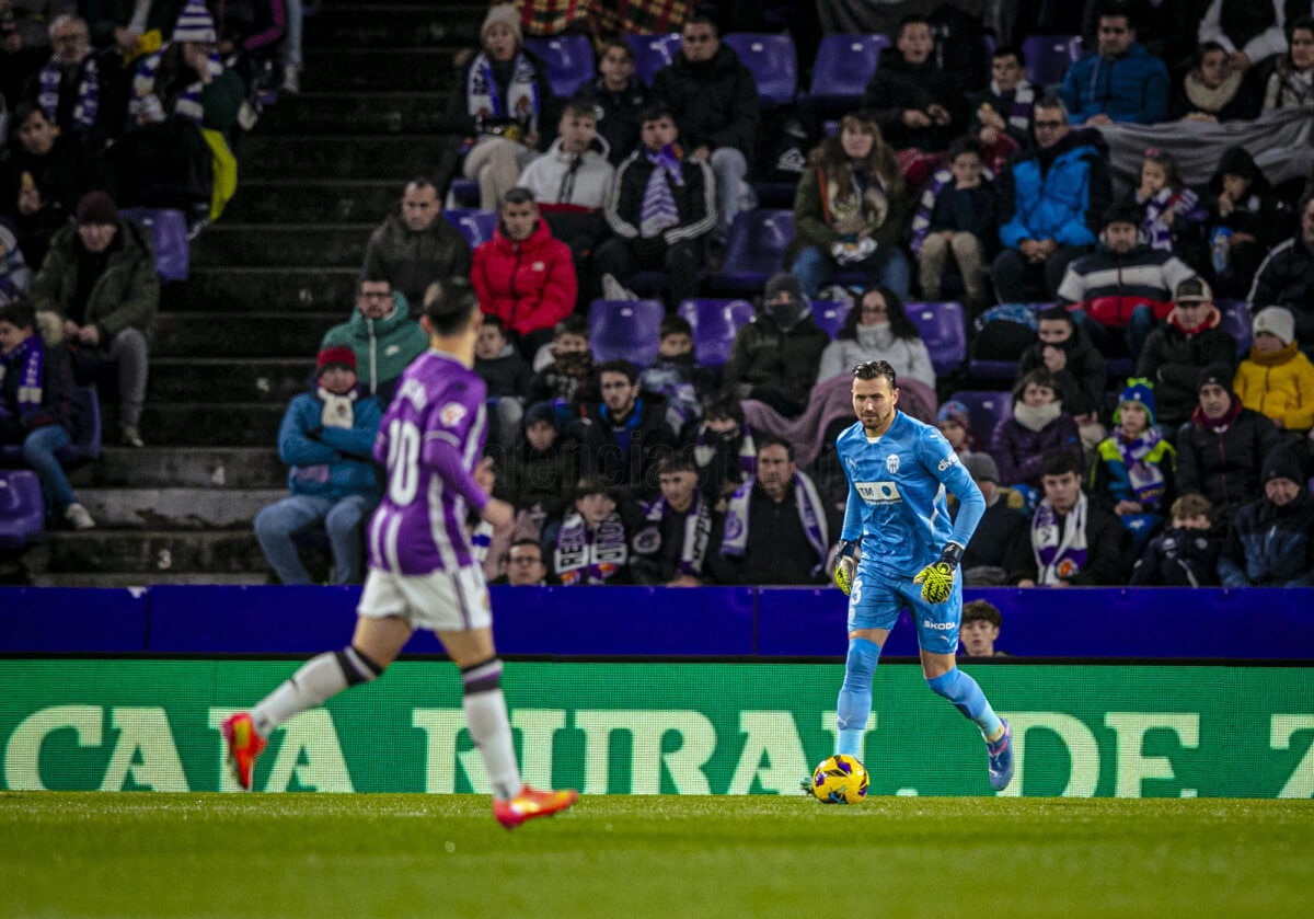 Stole Dimitrievski, ante el Real Valladolid (Foto: Valencia CF).