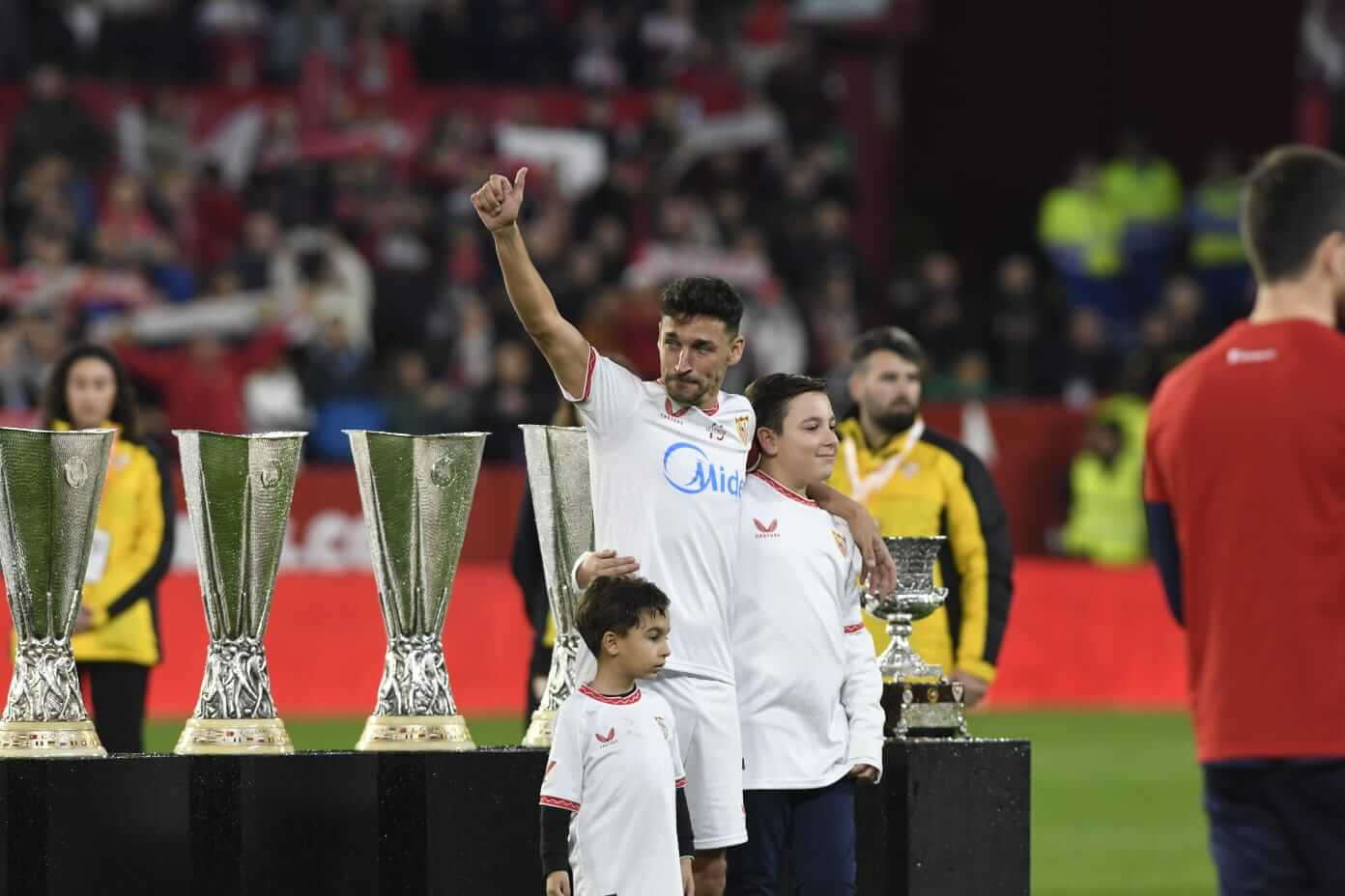 Jesús Navas con sus hijos (foto: Kiko Hurtado).