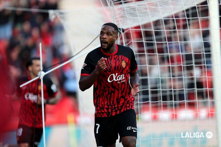 Cyle Larin celebra uno de sus goles en el Mallorca-Girona. 