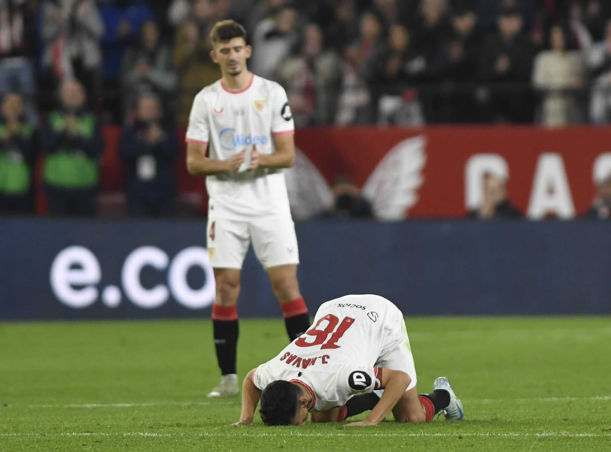 Jesús Navas besa el césped (foto: Kiko Hurtado).