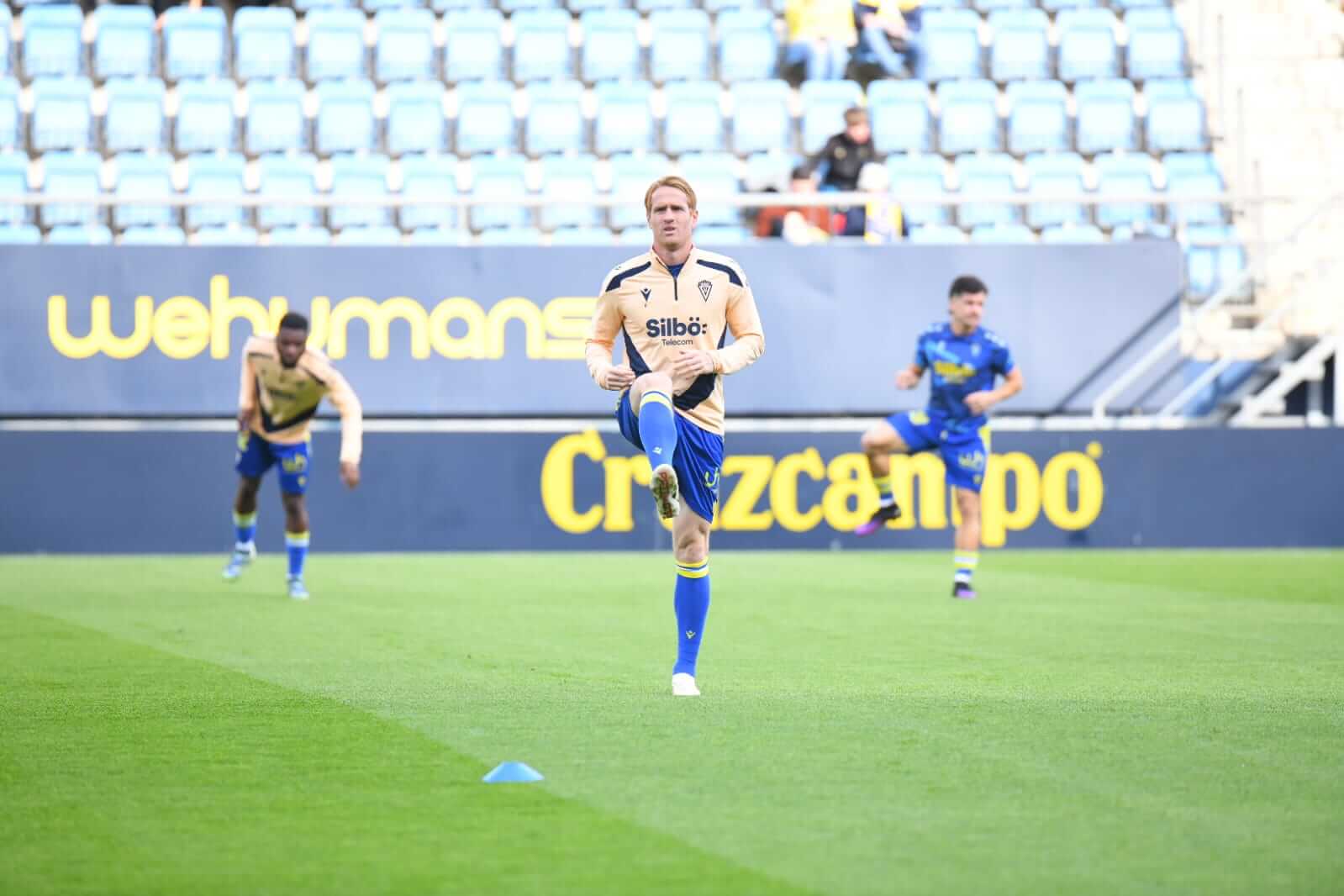 Álex Fernández, en el calentamiento ante el Albacete (Foto: Cádiz CF)