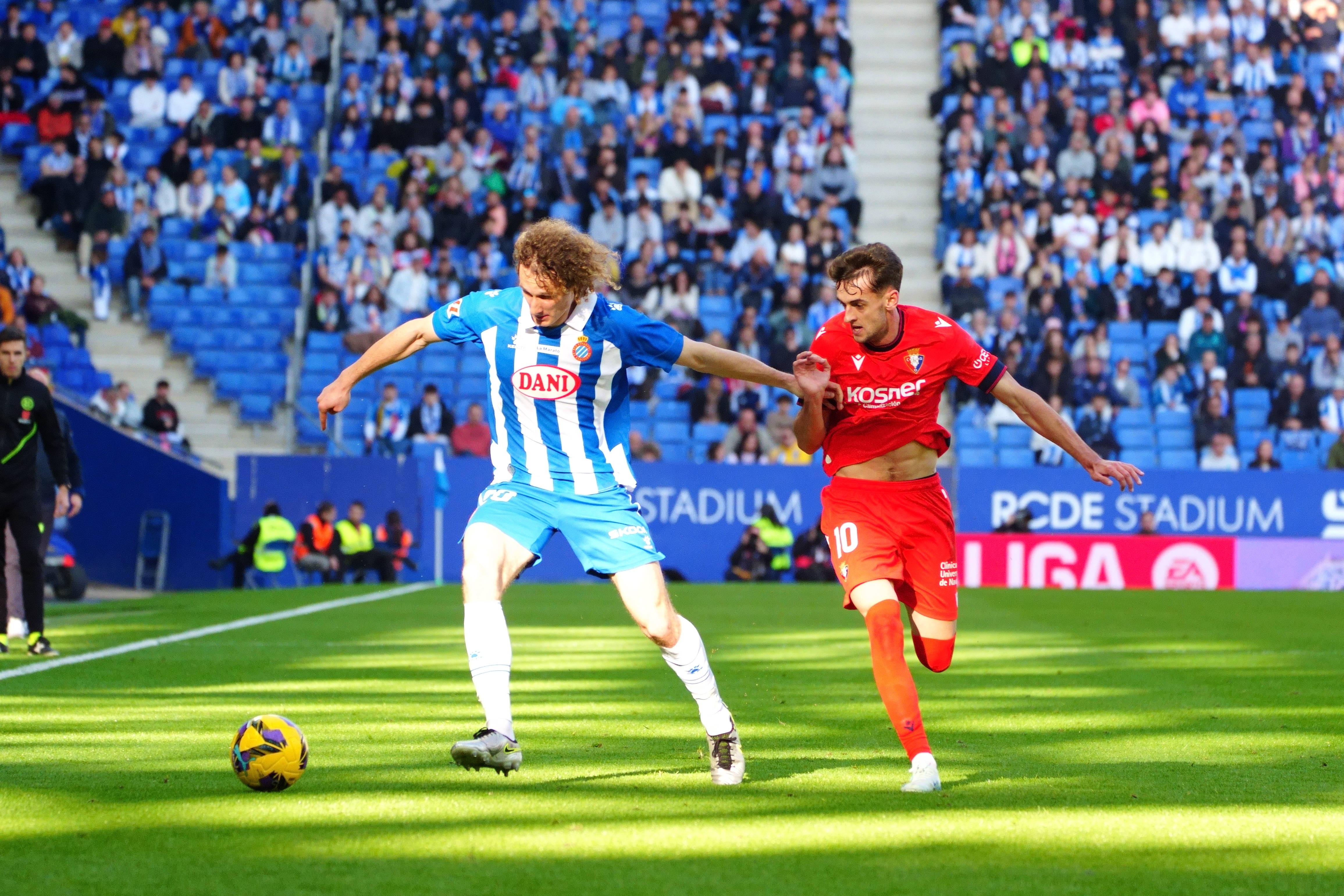 Král, ante Aimar Oroz en el Espanyol-Osasuna (Foto: LaLiga).