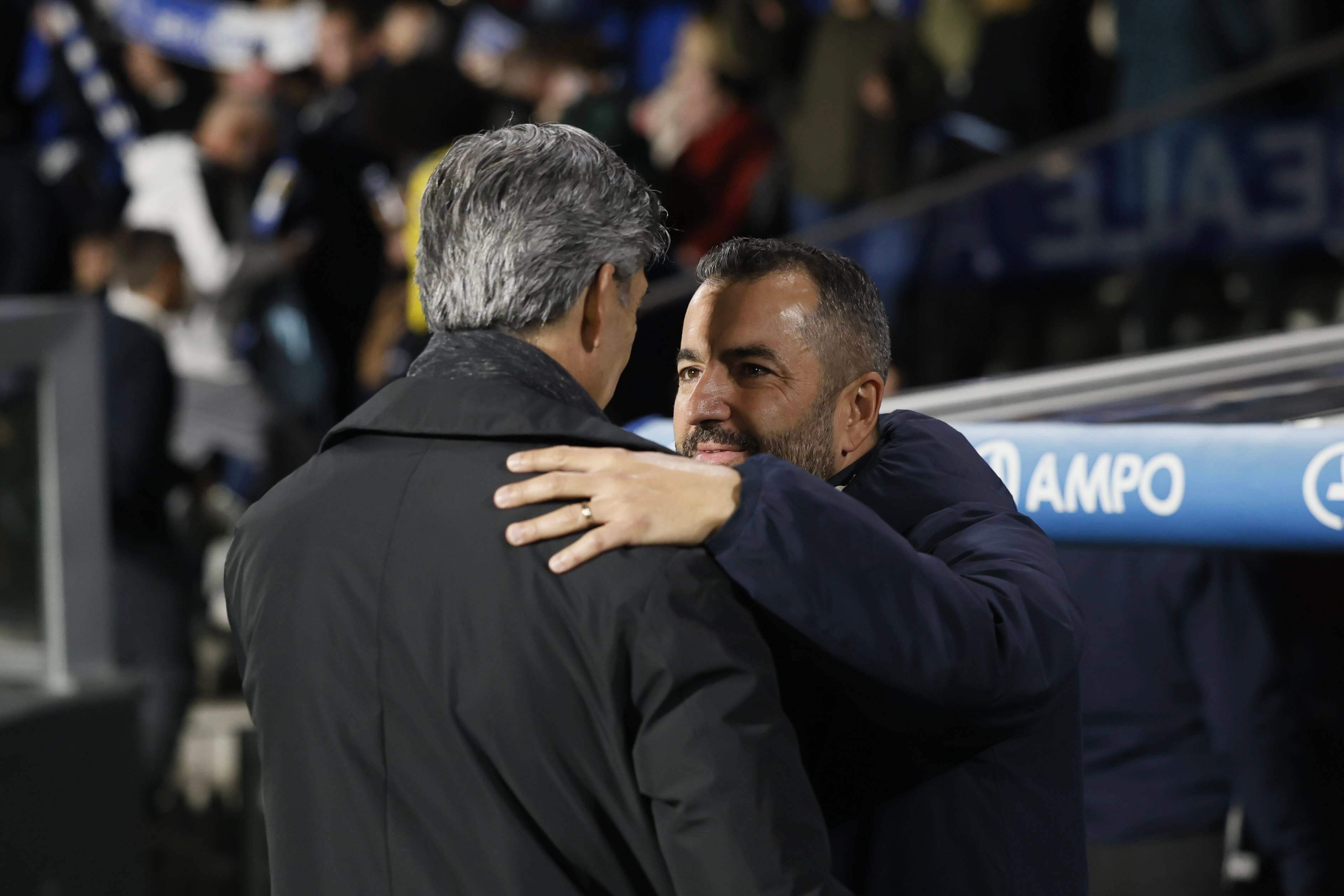 Imanol Alguacil y Vicente Moreno se saludan antes del Real Sociedad-Las Palmas (FOTO: Cordón Press