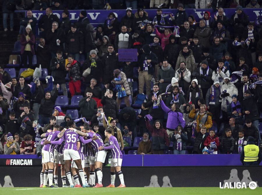 Los jugadores del Real Valladolid celebran ante su afición.