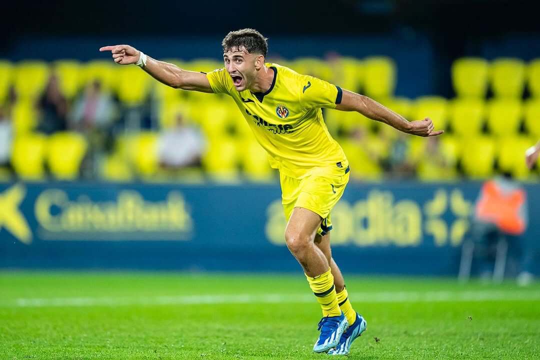 Álex Forés celebrando un gol con el Villarreal B (Foto: VLL).